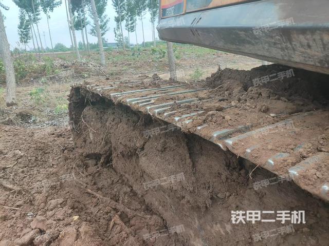 單側(cè)履帶整體(整機(jī)外觀) 單側(cè)履帶整體(整機(jī)外觀)