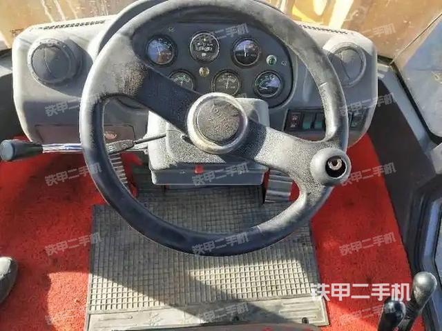 駕駛室工作臺(tái)(整機(jī)外觀及大件) 駕駛室工作臺(tái)(整機(jī)外觀及大件)