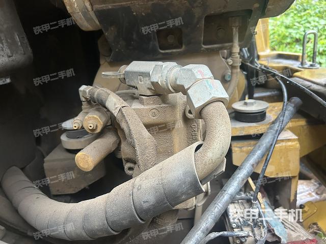 液压泵舱室正面整体(整机外观) 液压泵舱室正面整体(整机外观)