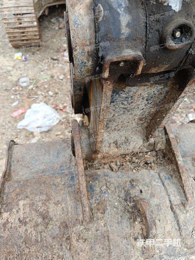 駕駛室頂部(整機(jī)外觀) 駕駛室頂部(整機(jī)外觀)
