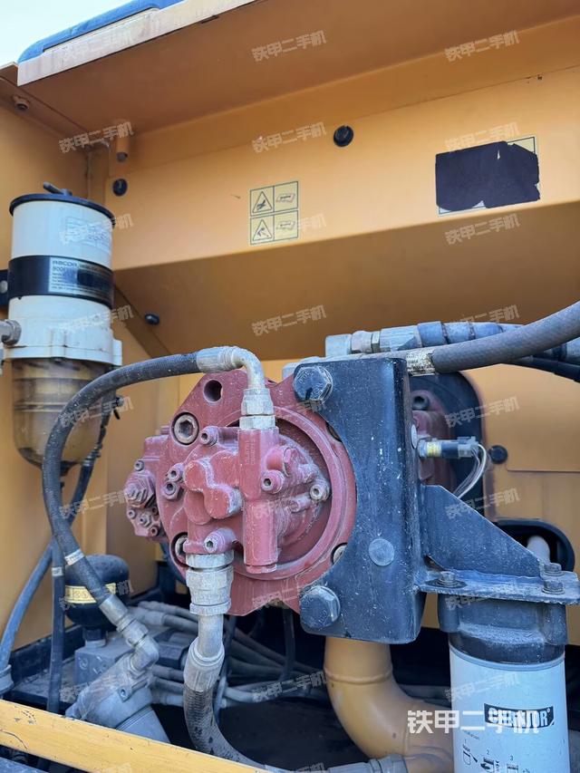液壓泵艙室正面整體(整機(jī)外觀) 液壓泵艙室正面整體(整機(jī)外觀)