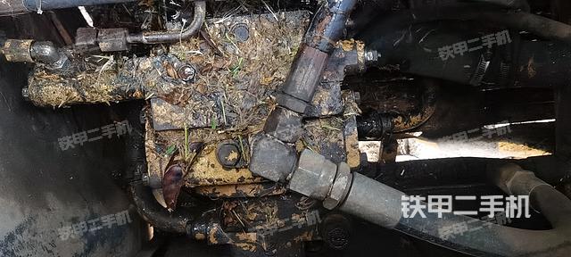 液壓泵艙室正面整體(整機外觀) 液壓泵艙室正面整體(整機外觀)