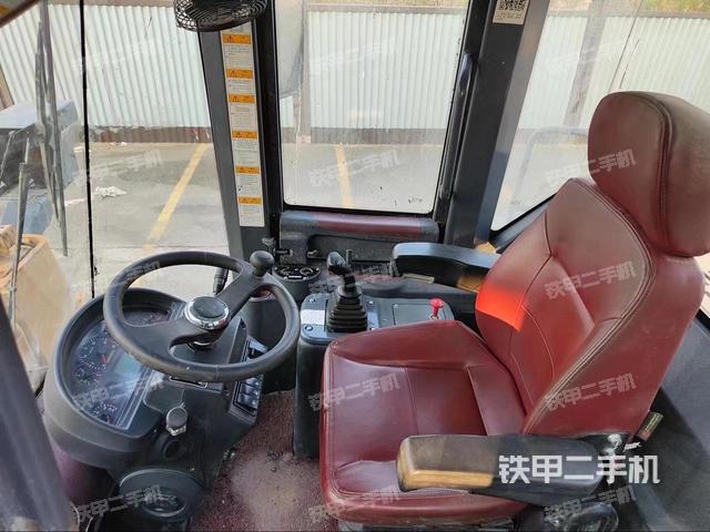 駕駛室操作臺(tái)(整機(jī)外觀及大件) 駕駛室操作臺(tái)(整機(jī)外觀及大件)