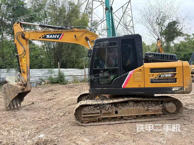 駕駛室整體(整機(jī)外觀) 駕駛室整體(整機(jī)外觀)