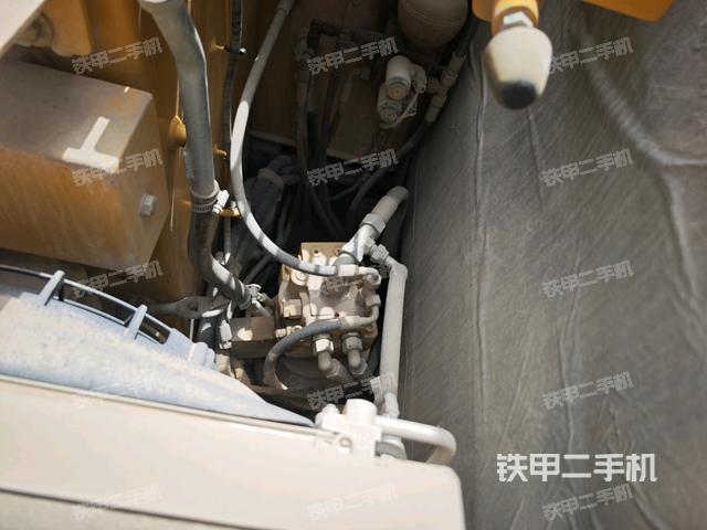 回轉(zhuǎn)馬達和主控閥(整機外觀) 回轉(zhuǎn)馬達和主控閥(整機外觀)