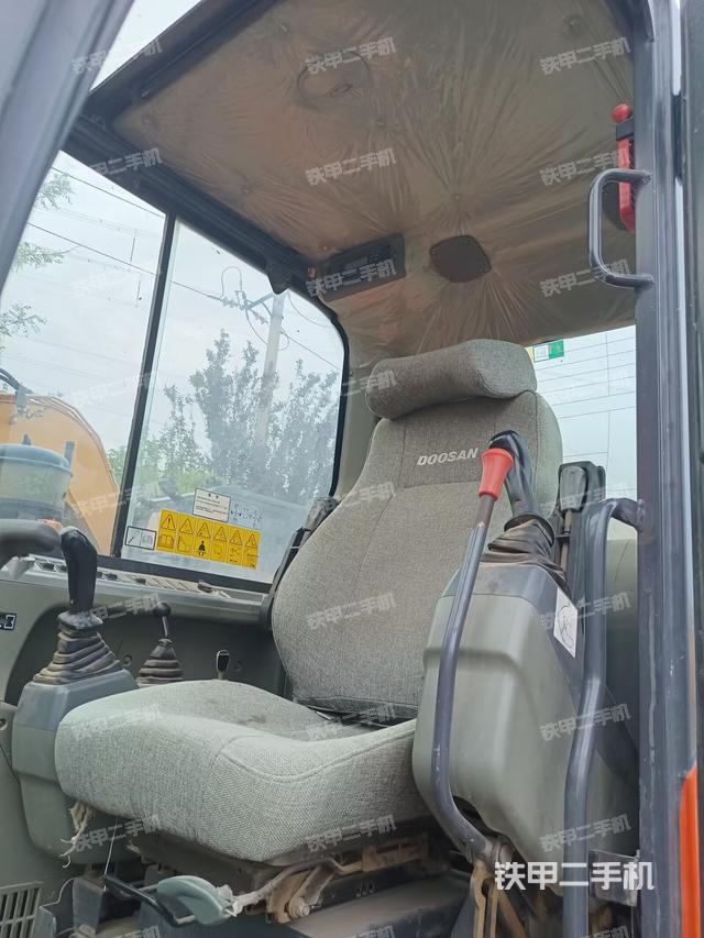 駕駛室整體(整機(jī)外觀) 駕駛室整體(整機(jī)外觀)