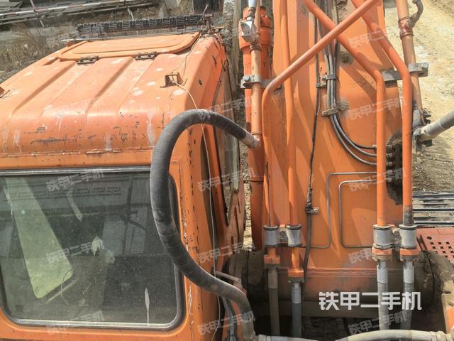 駕駛室頂部(整機(jī)外觀) 駕駛室頂部(整機(jī)外觀)