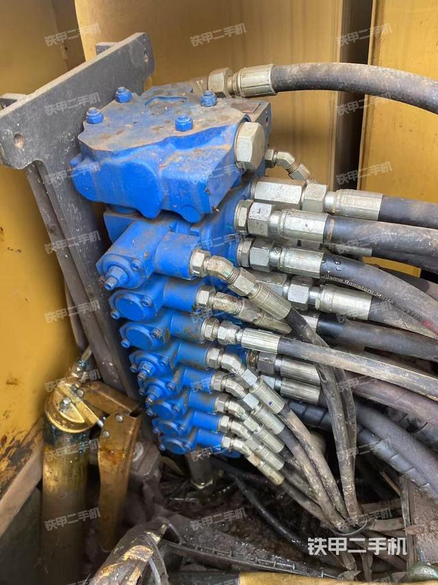 回转马达和主控阀(整机外观) 回转马达和主控阀(整机外观)