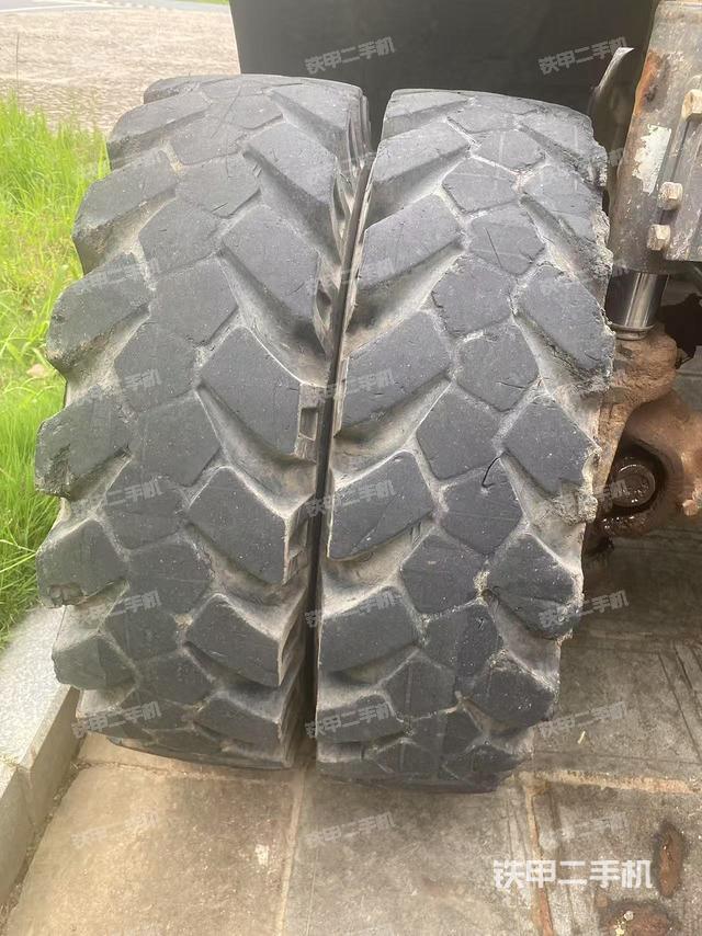 單側(cè)履帶整體(整機外觀) 單側(cè)履帶整體(整機外觀)