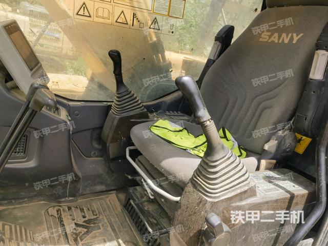 駕駛室整體(整機外觀) 駕駛室整體(整機外觀)