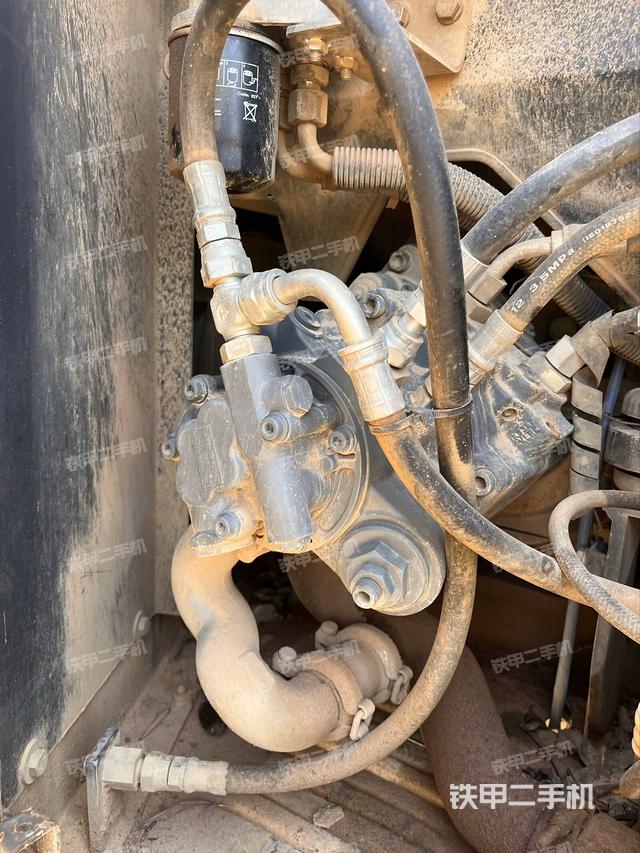 液压泵舱室正面整体(整机外观) 液压泵舱室正面整体(整机外观)