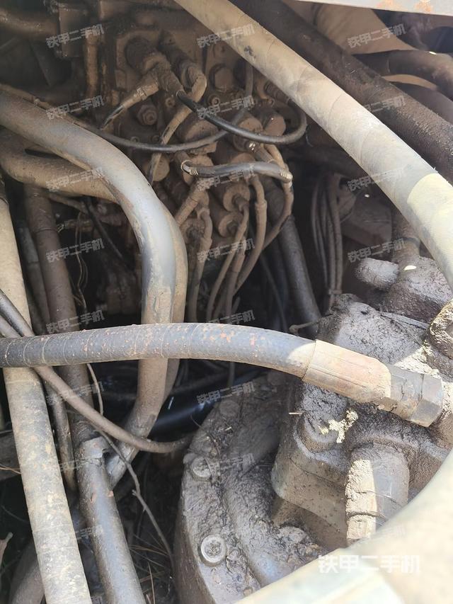 回轉(zhuǎn)馬達(dá)和主控閥（整機(jī)外觀）