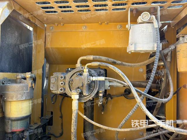 液压泵舱室正面整体(整机外观) 液压泵舱室正面整体(整机外观)