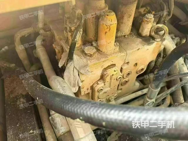 回轉(zhuǎn)馬達(dá)和主控閥（整機(jī)外觀）