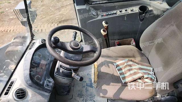 駕駛室工作臺(tái)(整機(jī)外觀及大件) 駕駛室工作臺(tái)(整機(jī)外觀及大件)