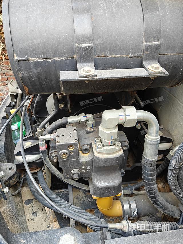 液壓泵艙室正面整體(整機(jī)外觀) 液壓泵艙室正面整體(整機(jī)外觀)