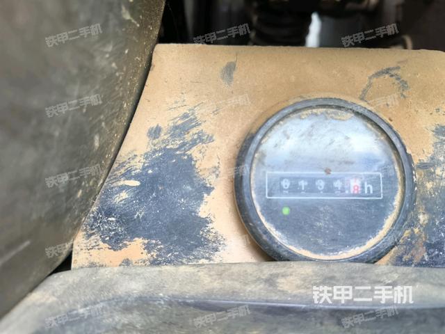 行走控制手柄和踏板?俯拍(駕駛室部分) 行走控制手柄和踏板?俯拍(駕駛室部分)