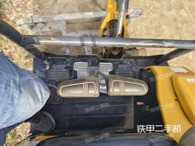 座椅右側(cè)控制臺(tái)/鑰匙門/油門/含右手柄(駕駛室部分) 座椅右側(cè)控制臺(tái)/鑰匙門/油門/含右手柄(駕駛室部分)