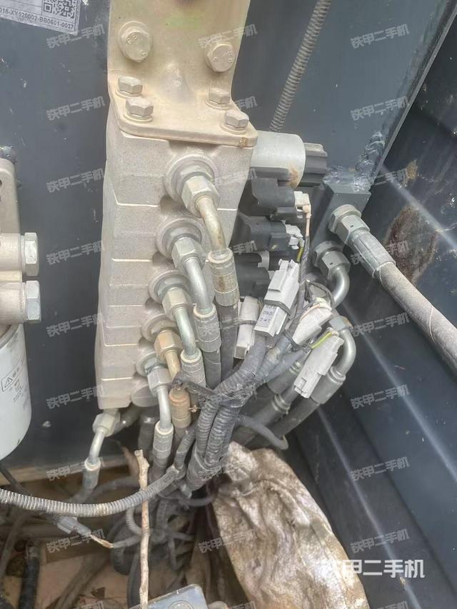 液壓泵艙室正面整體(整機外觀) 液壓泵艙室正面整體(整機外觀)