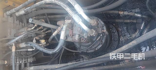 回转马达和主控阀(整机外观) 回转马达和主控阀(整机外观)