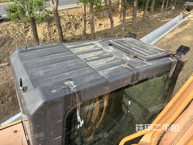 駕駛室頂部(整機(jī)外觀) 駕駛室頂部(整機(jī)外觀)