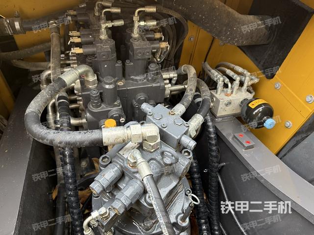 回轉(zhuǎn)馬達和主控閥(整機外觀) 回轉(zhuǎn)馬達和主控閥(整機外觀)