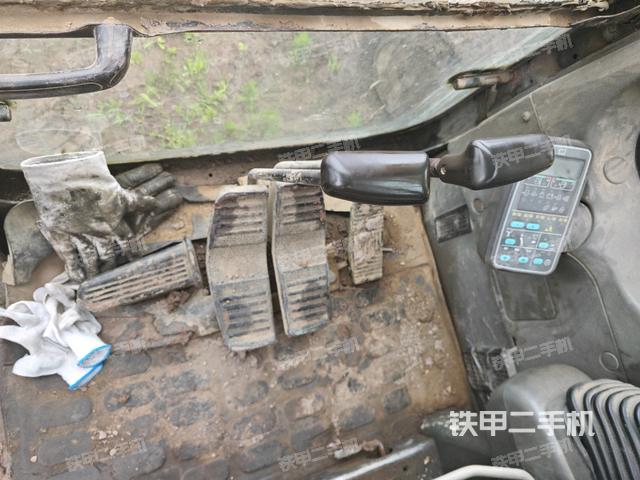 行走控制手柄和踏板 俯拍(驾驶室部分) 行走控制手柄和踏板 俯拍(驾驶室部分)