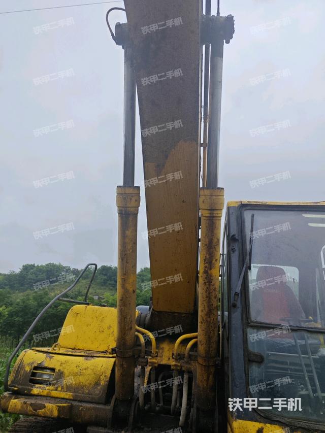 大臂油缸整体 竖拍(工作和回转装置) 大臂油缸整体 竖拍(工作和回转装置)