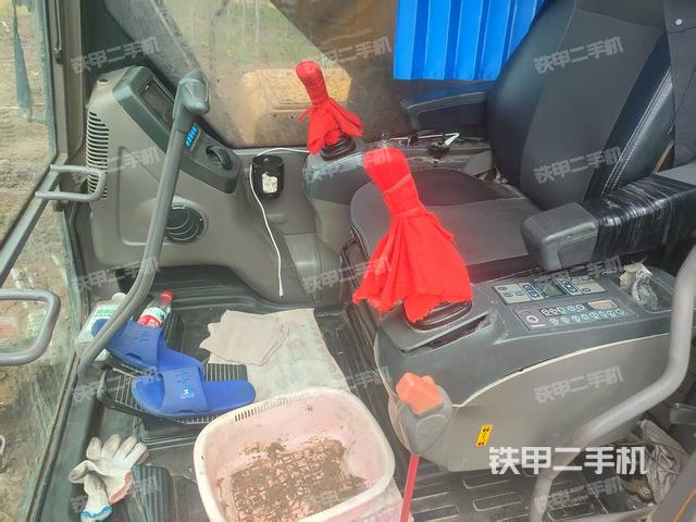 駕駛室整體(整機(jī)外觀) 駕駛室整體(整機(jī)外觀)