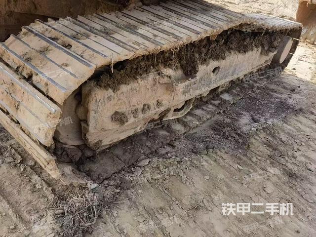 單側(cè)履帶整體(整機(jī)外觀) 單側(cè)履帶整體(整機(jī)外觀)