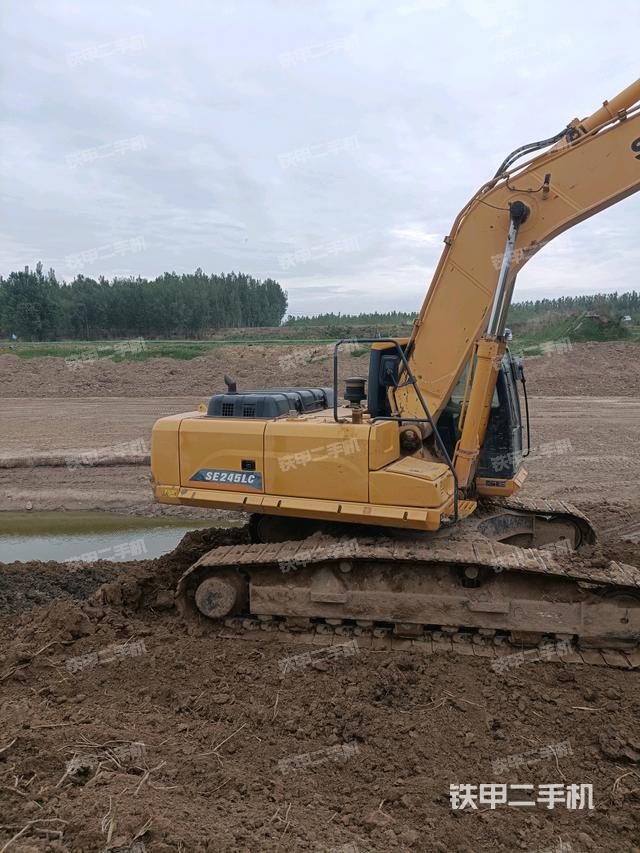 大臂油缸整体 竖拍（工作和回转装置）