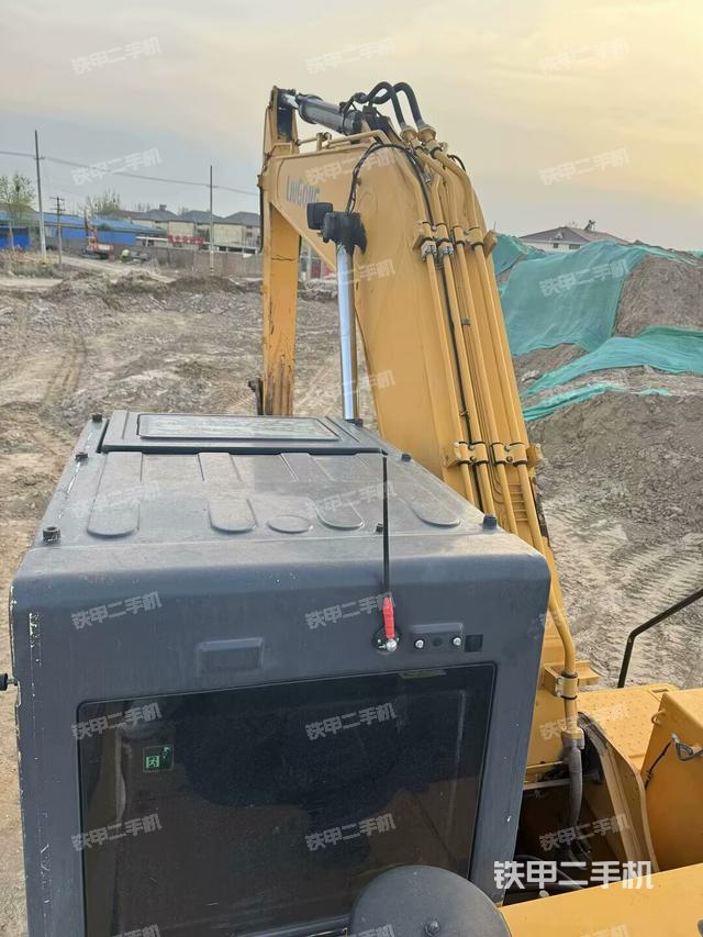 驾驶室顶部(整机外观) 驾驶室顶部(整机外观)