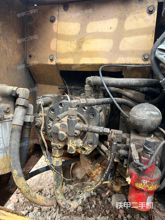 液压泵舱室正面整体（整机外观）