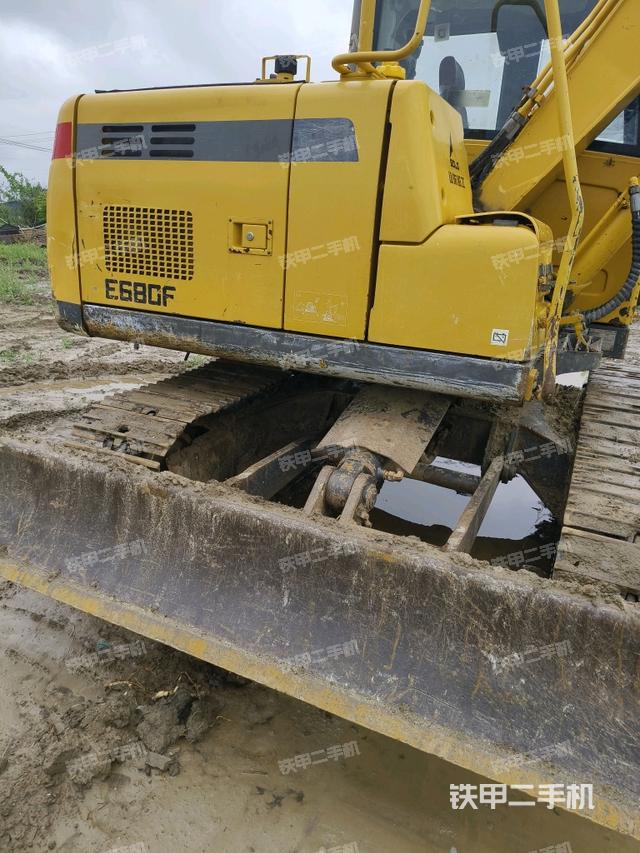 转盘和下车架正前(工作和回转装置) 转盘和下车架正前(工作和回转装置)