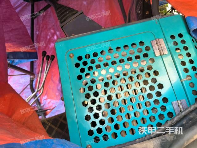 駕駛室頂部(整機(jī)外觀) 駕駛室頂部(整機(jī)外觀)