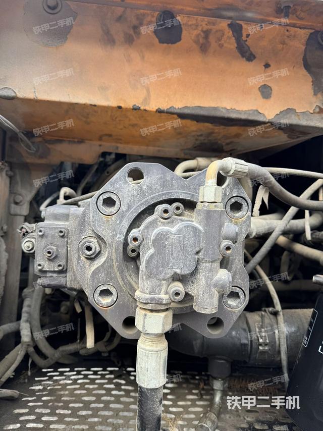 液壓泵艙室正面整體(整機(jī)外觀) 液壓泵艙室正面整體(整機(jī)外觀)