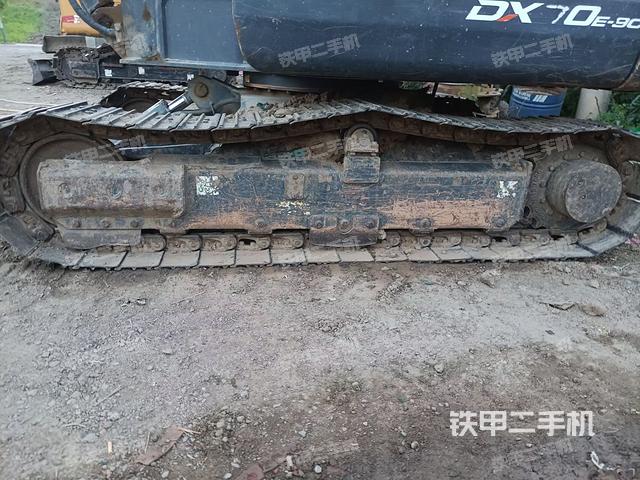 單側(cè)履帶整體(整機(jī)外觀) 單側(cè)履帶整體(整機(jī)外觀)