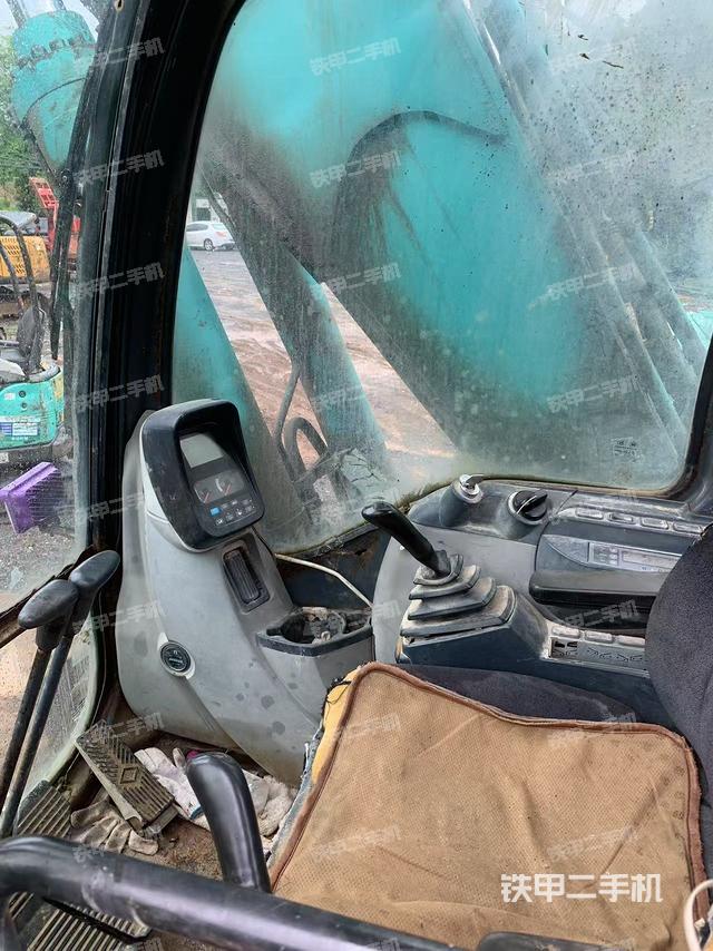 駕駛室整體(整機外觀) 駕駛室整體(整機外觀)