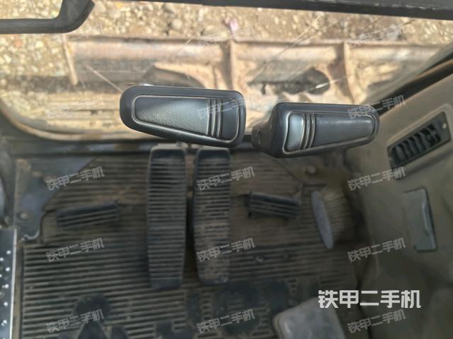 行走控制手柄和踏板?俯拍(駕駛室部分) 行走控制手柄和踏板?俯拍(駕駛室部分)