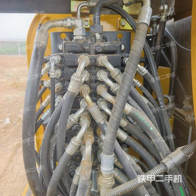 回轉(zhuǎn)馬達(dá)和主控閥(整機(jī)外觀) 回轉(zhuǎn)馬達(dá)和主控閥(整機(jī)外觀)