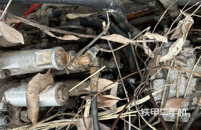 回转马达和主控阀(整机外观) 回转马达和主控阀(整机外观)