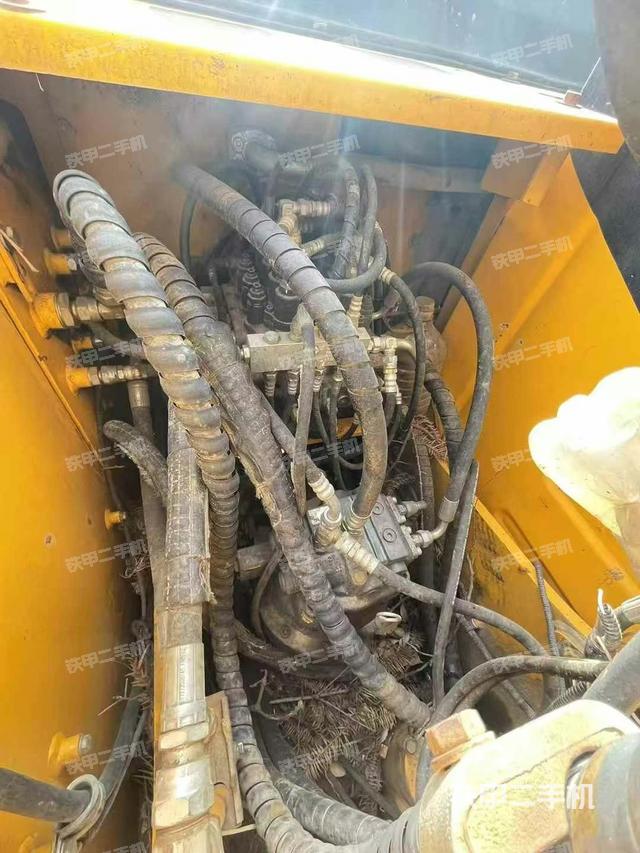 回转马达和主控阀（整机外观）