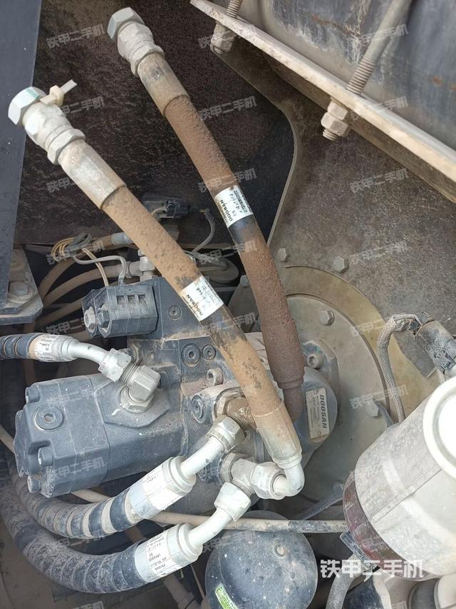 液壓泵艙室正面整體(整機(jī)外觀) 液壓泵艙室正面整體(整機(jī)外觀)