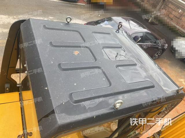 駕駛室頂部(整機(jī)外觀) 駕駛室頂部(整機(jī)外觀)
