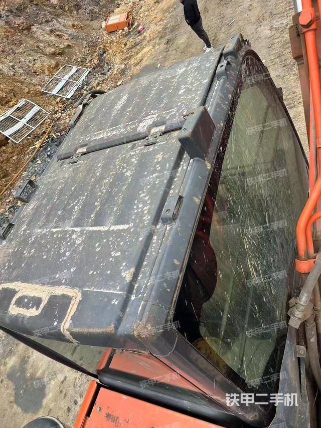 駕駛室頂部(整機(jī)外觀) 駕駛室頂部(整機(jī)外觀)