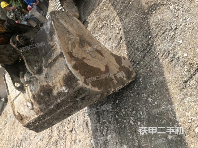 鏟斗右后整體(工作和回轉(zhuǎn)裝置) 鏟斗右后整體(工作和回轉(zhuǎn)裝置)