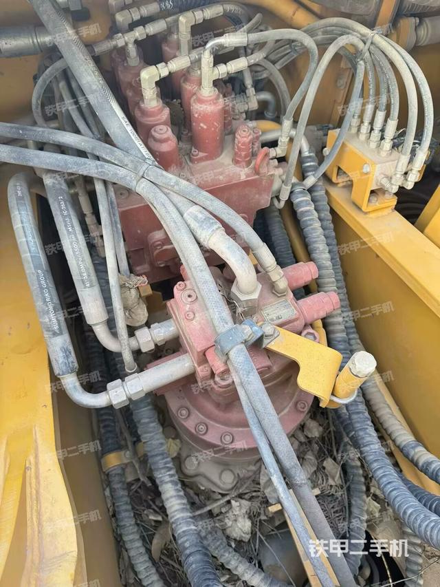 回转马达和主控阀(整机外观) 回转马达和主控阀(整机外观)