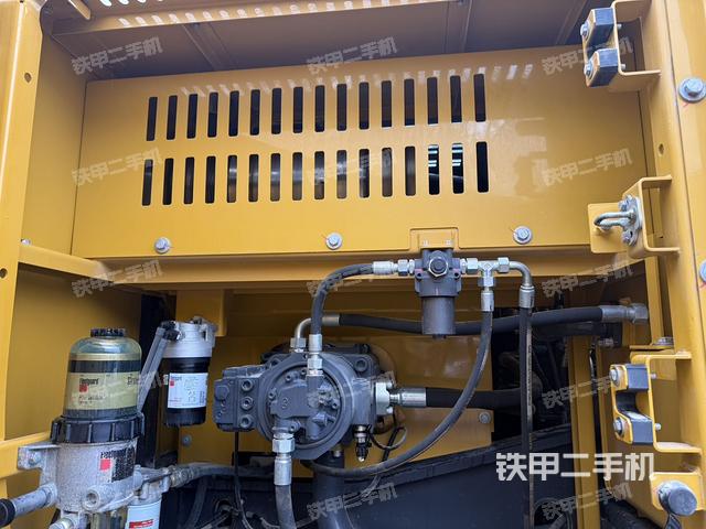 液壓泵艙室正面整體(整機外觀) 液壓泵艙室正面整體(整機外觀)