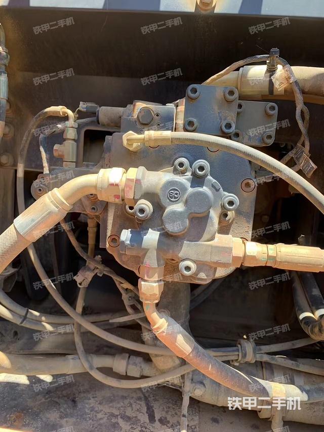 液壓泵艙室正面整體(整機外觀) 液壓泵艙室正面整體(整機外觀)