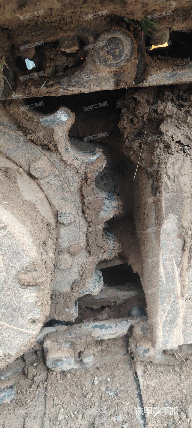 單側(cè)履帶整體(整機(jī)外觀) 單側(cè)履帶整體(整機(jī)外觀)
